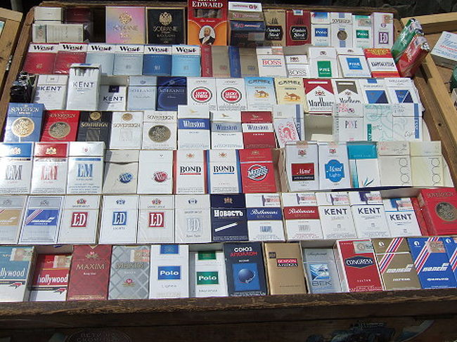 私はノンスモーカーだけれど、取り合えず現地で売ってるタバコを見てみる。