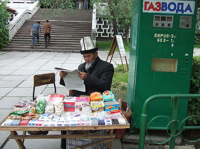 ここの国の男性は可愛らしい帽子をかぶってます。