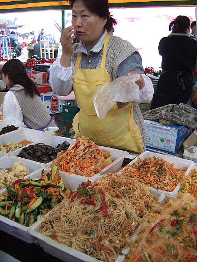 思いがけず韓国のお惣菜発見。