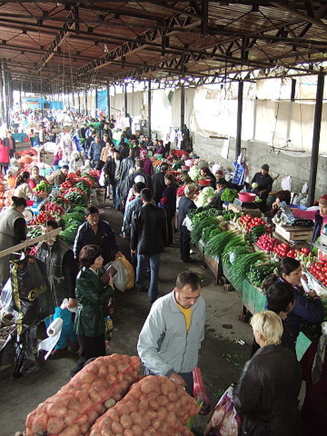 ビシュケクの市場の様子。町が閑散としているわりには、市場には結構活気がありました。