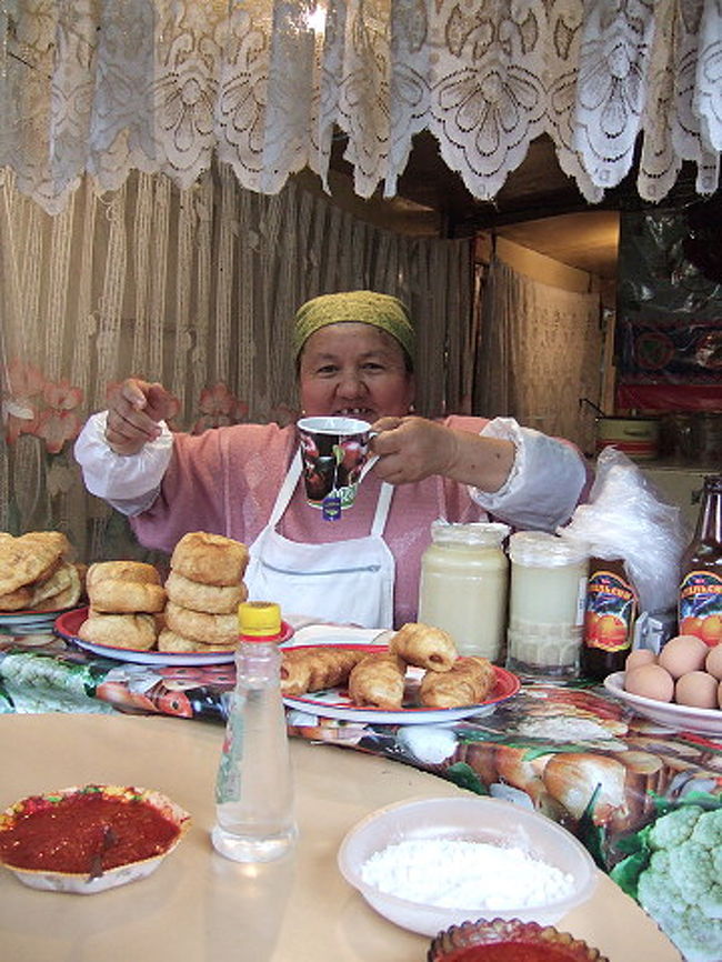 雨が降ってきたので、市場の一角で雨宿り。日本から来たことがわかると、えらい喜ばれ、お茶をご馳走してくれたおばちゃん。そこら中の人たちに「この人たちは日本からやってきたんだってさ」と吹聴するおばちゃん。このおばちゃんの問いかけに普通に日本語で応え、会話を成り立たせて笑いまで取っているアイボーＮに脱帽。