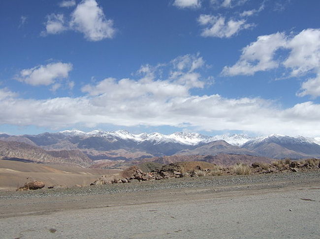天山山脈を仰ぎながら、中国へ向かう。時代が時代であれば、三蔵法師とすれ違っていたかもしれないルート。