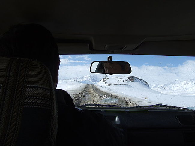 目を覚ますといきなり外は雪国。5月上旬だったので、やはり悪路です。
