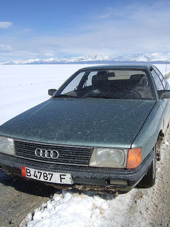 一応おベンツですが、スノータイヤもチェーンもまったく装備されておらず、あまりの暴挙に目を覆いたくなること多々。