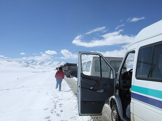 なんと中国国境までトラックが90台以上、立ち往生しているとのこと。まったく前へ進めず。どうしても国境を今日中に越えなくてはいけない外人５人が周囲から集められ、手前のミニバンに乗り換え、発車。
