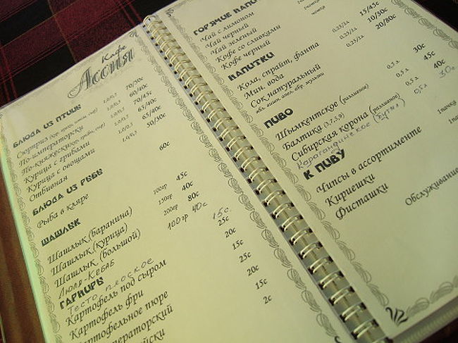 レストランに入ってみたまではよかったが、やはりこの国の言葉もまるでヒントがなく、指をさすしかない。