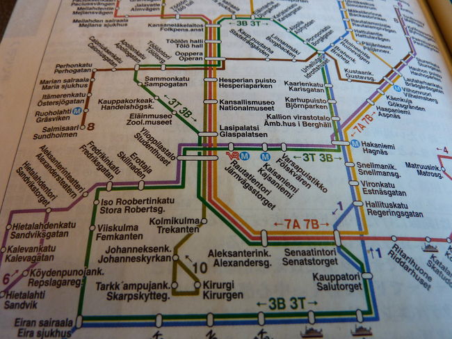 この画像の地図で言うと、左下の緑色の3T・3B路線の紫色の6番路線と別れて下に直角に曲がってからの2つ目、Viiskulma-Femkantenの停留場が最寄になります。<br /><br />それを背にし、南西に伸びる通り（雰囲気的には南）を1ブロック少々行った左手に、カハヴィラ・スオミはありました。<br /><br />この図にはないのですが、他にも新しく、9番路線のトラムも走っておりました。<br />（帰国後確認したら、最新版2009-2010年版の地○の歩き方には、乗っていました。）