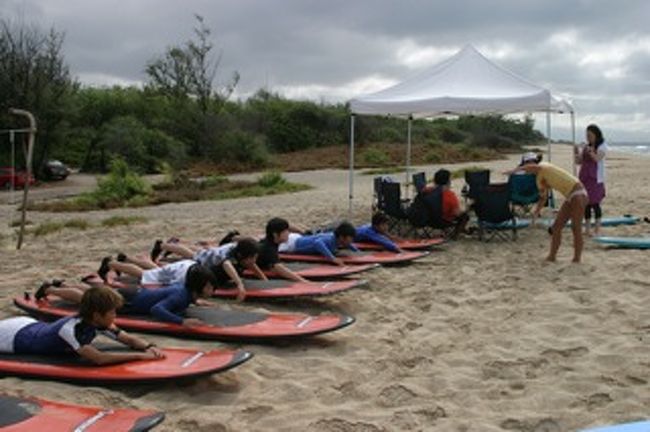 乗る位置やパドリングのイメージトレーニングをしてるところですね。