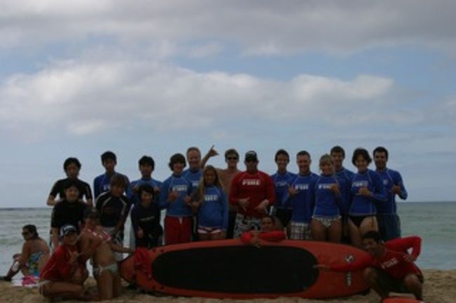 はじめてのサーフィンで〜す。<br />皆で集合写真、ハイ！ポーズ！