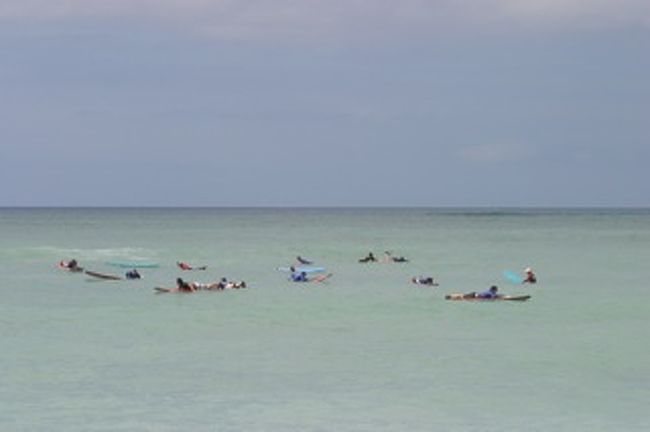 今日、サーフィンできるの？って感じでした・・・。<br />波待ちです・・・。<br />