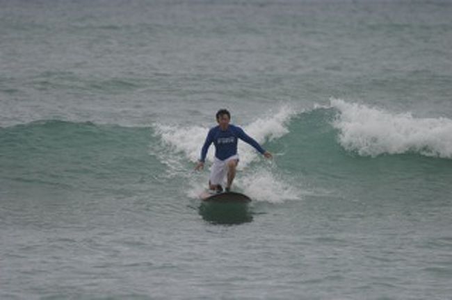 ガーン！！こんな時に持病の腰痛が出た！！腰が痛い・・・、止めようかなと思いましたが、我慢できるまでやろうと思いこんなポーズで波乗りです！！