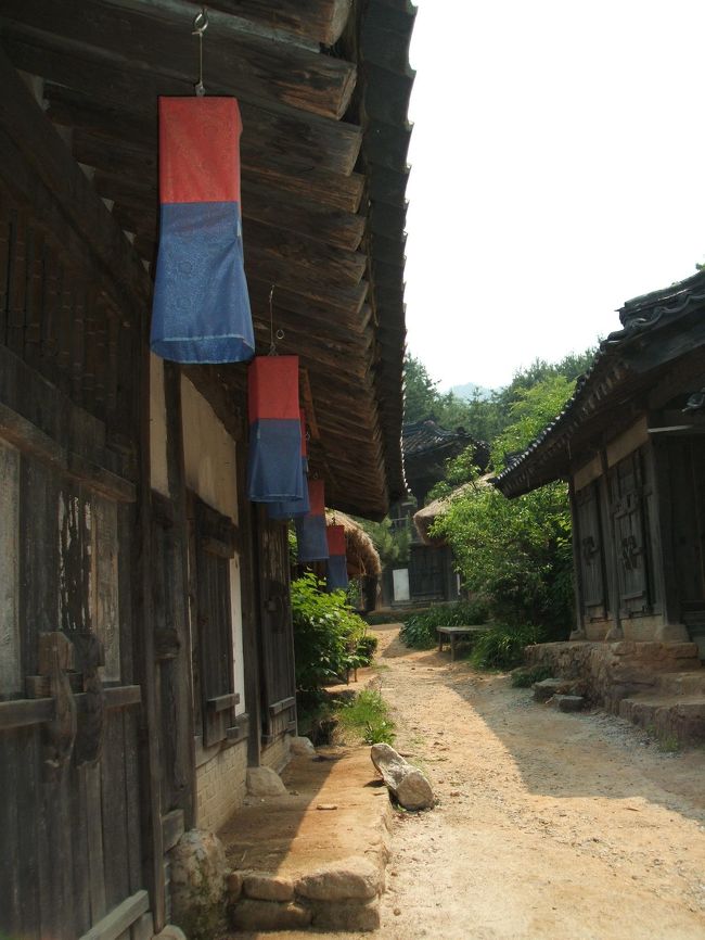 イベントなどは終了していて、セット自体もだいぶ老朽化してましたが結構楽しめました。<br />母もかなり楽しかったようでチャングムになって写真撮りまくりでした。