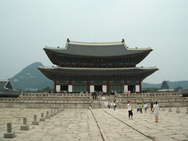 ソウル市内に昼頃に到着。<br />昼食は還暦祝いなので龍水山本店で。<br />伝統韓屋でとっても素敵なお店です。<br /><br />そして景福宮へ。<br />