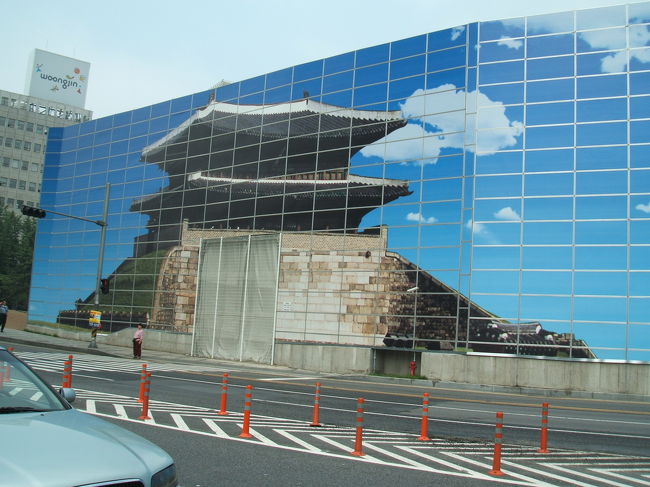 [３日目]<br />帰国日。<br />時間があったので南大門周辺を散策。<br />焼失した南大門。<br />