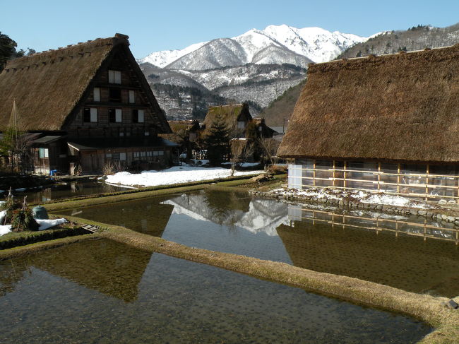 田んぼに写った山と家
