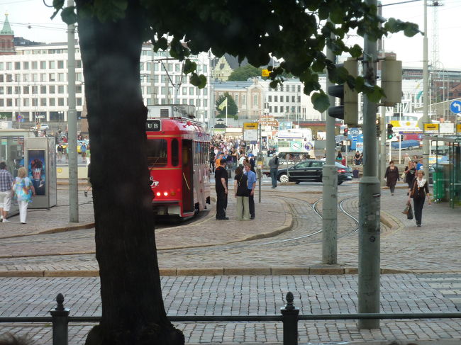 さっそく観光案内所に行きますと、カウンターには2人の係の方がいて、それぞれ先客の方の案内をしておりました。<br /><br />そのうち、奥のカウンターの係のお兄さんと話していたカップルの言葉が、<br />どうやらスペイン語のようでした。<br /><br />（スペイン語でも、いける！？）<br /><br />そして、私の順番がまわってきました。<br />係のお兄さんの胸のネームプレートには、<br />話すことのできる言語の国の国旗マークが、<br />いくつも付けられていました。<br /><br />「すみません、スペイン語話せますか？」<br /><br />と、片言以下の英語で聞いてみたところ、<br />大丈夫とのことでした。