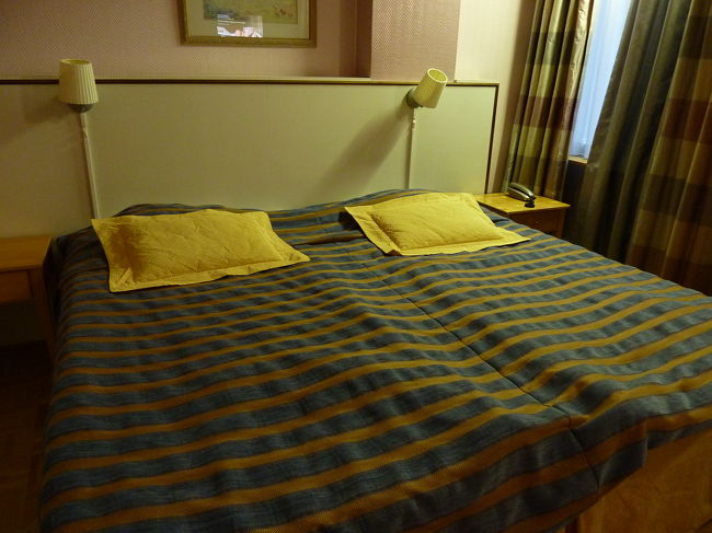 まさに鉄の扉といった感じのエレベータにて上にあがり、部屋の前までやってきました。<br /><br />早速、ドアのカギを開けようとしますが、<br />もうとにかく開かなくて、ｆさんに替わってもらいました。<br /><br />そして、なんとか入室成功。<br /><br />「あぁ、ベッドがある・・・・！」<br /><br />ここはホテルなので　当たり前のことなのですが、<br />この3時間の急展開の後では、<br />もう、この言葉しかありませんでした。<br /><br /><br />観光案内所では、1泊79ユーロと紹介されたのですが、<br />実際には7ユーロも安くすみました。<br />