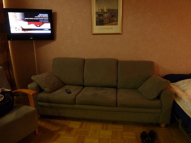 とにかく広い部屋でした。<br />35平方メートル以上は、軽くある感じでした。<br /><br />そして、飛び込みでチェックインしたばかりだというのに、<br />＜○○さん、当ホテルにようこそ！＞<br />という文字が、すでにテレビのモニターに映しだされていました。<br /><br />「やっぱり、私の名前なんだね。」<br />と、ｆさんが言いました。<br /><br />ｆさんの苗字はローマ字で4文字ですし、<br />結構外国語でも、意味を持っている言葉に近いのです。<br /><br />一方、私の苗字は長いし、訳も分からないので、いつも領収書やルームキーのカードには、ｆさんの苗字を書かれています。<br /><br /><br />