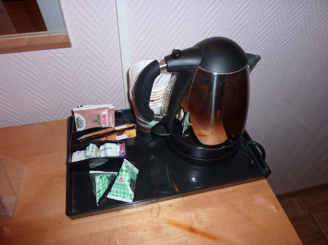 その他、部屋には湯沸しポットがあったり、<br />コーヒーや紅茶が置かれていました。<br /><br />「すごい、立地もいいし、リーズナブルなのに、なかなか日本人好きのするホテルですね。」<br /><br />と、話していたら、ちゃんと某歩き方にも載っておりました。