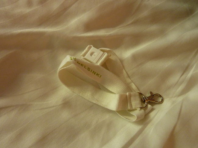 今から実際にホテルに行ってみないと分かりませんが、<br />まぁ今夜の宿は何とかなりそうです。<br /><br />係のお兄さんにお礼を言って、チップを渡そうとしたところ、遠慮されてしまいました。<br /><br />「チップはいいから、それよりアンケートに答えてくれる？<br />カスティヤーノのやつを持ってくるから。」<br /><br />と、お兄さんはスペイン語版のご利用アンケートを持ってきました。<br /><br />それの記入をすると、お兄さんは記念品の白いストラップをくれました。<br /><br />「じゃあ、気を付けてね！」