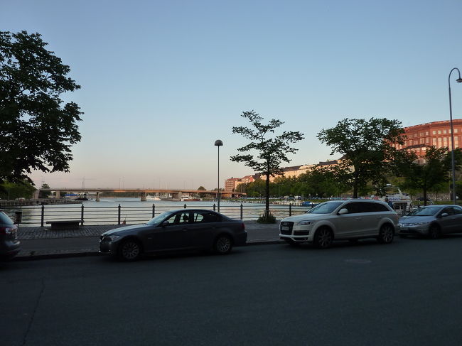 「実は、今夜これからタリンに行くつもりで、<br />ホテルの予約もしているんですけど、<br />乗るはずだった船が出なくなってしまったんです。」<br /><br />と、切り出したところ、最初は別のフェリーを探しているのかと思われたらしく、<br /><br />「ごめんね。ここは案内所だから、フェリーの手配はできないんだ。」<br /><br />と、言われてしまいました。<br /><br />「い、いえ、違うんです。<br />私たち、明日の午後には飛行機でスペインに向かうので、<br />今からタリンに行ったら、その飛行機に乗れないかもしれないんです。<br /><br />だから、今夜ここヘルシンキで泊まれるホテルを紹介していただけないでしょうか？」<br /><br />「あぁ、だったら大丈夫。<br />ちょっと待っててね。」<br /><br />と、お兄さんは、暫し奥の方に消えました。