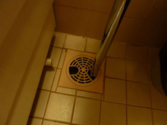 シャワーから出たｆさんが、<br />「ちょっと、ちょっと、ｇさんコレ凄い！」<br />と言って見せた排水溝です。<br /><br />バスタブの湯が、配管なしに流しの下の排水溝に流れるようになっているのです。<br /><br />おかげで、床を濡らしてしまったとのことでした。<br /><br />「フィンランド・デザイン！？」<br />いえ、大ウソです。<br />すみません、言ってみたかっただけです。<br /><br />