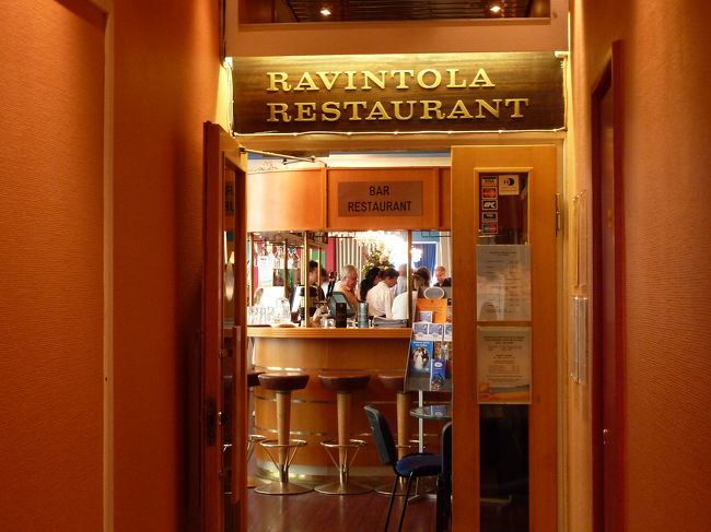 一息ついてから、朝ごはんを食べに行くことにしました。<br /><br />入口は普通なのですが、とにかく奥までが広いというか、長いというか。<br /><br />後になり地図で調べてみたところ、１ブロック分の長さはあるようでした。