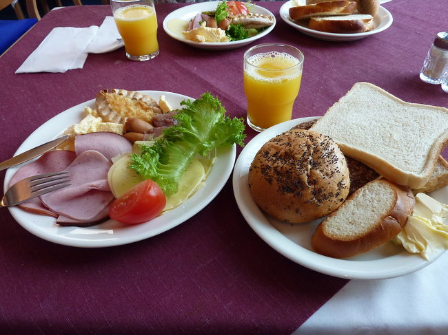 朝食ビュッフェのメニューも豊富でした。<br /><br />丸のままのオレンジやバナナもドーンと置いておりまして、<br />向いのテーブルの家族連れは、バナナを一房持ってきましたが、１〜２本しか食べた痕跡がありませんでした。<br /><br />つまり、それは・・・・・。<br /><br />フィンランドの先輩トラベラーさんたちの日記でも　お見かけしたのですが、<br /><br />こっそり朝食を拝借して、ハイキングの昼食にしたりするのだそうです。<br /><br />パンにレタス、ハムにチーズにカットされていない果物たち。<br /><br />まさにお弁当になりますね。