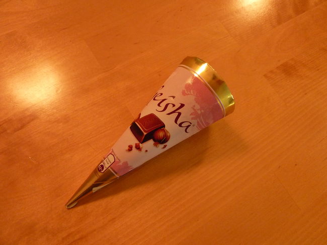 朝食後、ホテルのレセプションの近くで売っていた、<br />噂のチョコレート＜ゲイシャ＞のアイスです。<br /><br />1.5ユーロでした。<br /><br />他にも絵葉書があったため、いろいろと見ていたら、<br />裸のおじさんがサウナに入っている写真付きのものがありました。<br /><br />「これは、ぜひMくんに！」<br /><br />「いや、ダメですよ。<br />おじさんの横に、半裸の女性がいますから。」<br /><br />「女の人かぁ。<br />それだけで、Mくんには嫌がらせになってしまいますね。」<br /><br />他にも３人の裸の男性が、鍛冶屋仕事をしている銅像の写真がありましたが、<br /><br />「これだったら、どこかで撮れるかもしれない。」<br />と　いう話になりました。