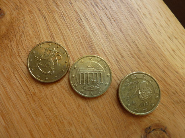 部屋に戻り、少しずつ貯まってきたユーロのコインの撮影会をします。