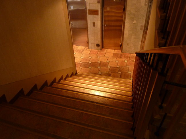 仕方なくエレベーターのドアの開く階まで戻り、<br />階段を下りて行きます。