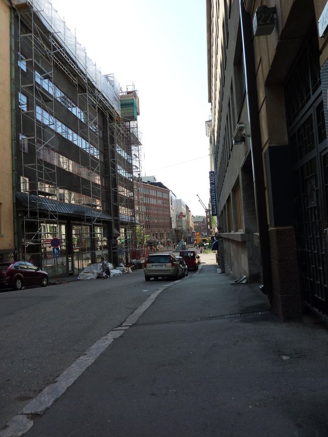 そういえば、こんなふうに飛びこみでホテルを探すのも、十数年ぶりです。<br /><br />もっとも、昔は午前中とか、昼過ぎくらいまででした。<br /><br />こんな夜（といっても、ものすごく辺りは明るい）にホテルに当たってみるのは初めてですし。