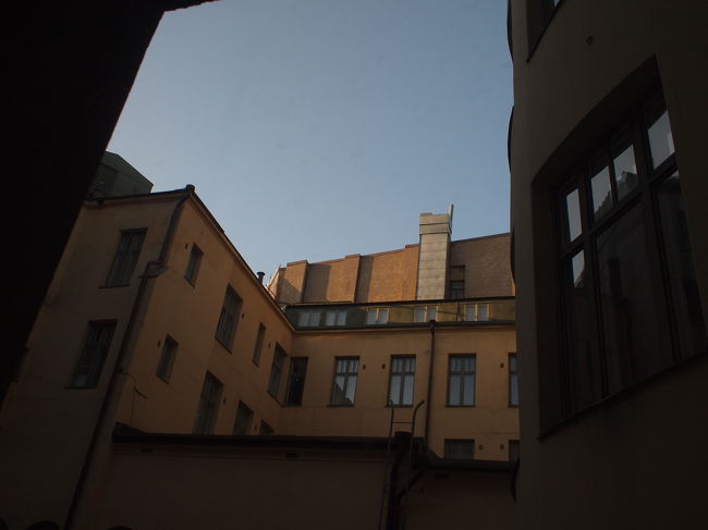 昨年、一昨年を含めて旅の間、時間を気にせずに眠っていられるというのは、今回が初めてでした。<br /><br />ホテルの窓より、ヘルシンキの空を１枚。