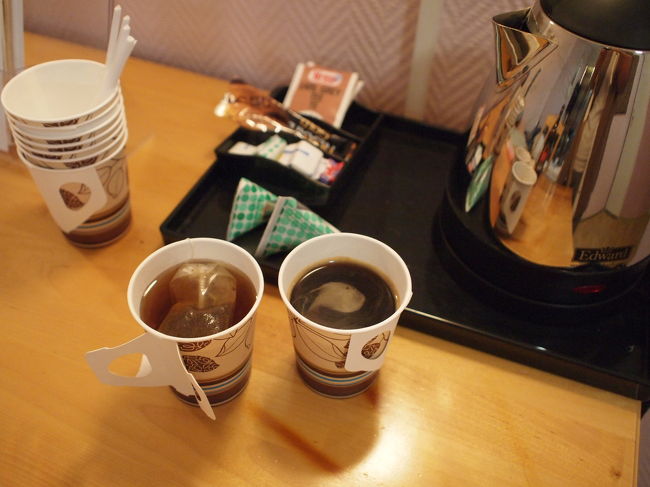 ポットでお湯を沸かし、<br />ｆさんは紅茶、私はコーヒーを飲みます。