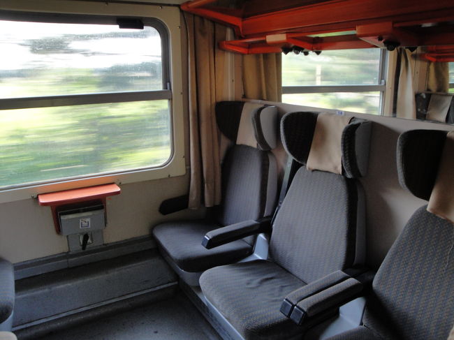 ルーマニアへはいろんな行き方がありますが、私たち夫婦は成田より、フィンランド航空でヘルシンキ経由。ブカレストには同日の夜9時に到着です。<br />翌朝７：３０発の列車に乗り、目指すはシギショアラ。到着は１２：５８の予定でした。