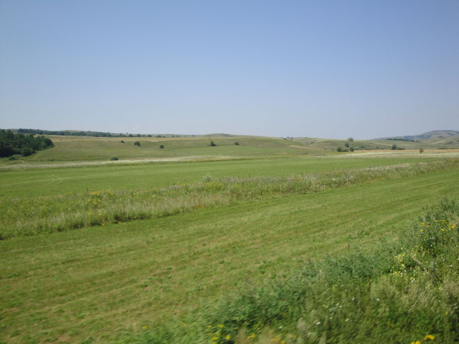 列車は遅れに遅れます。シギショアラ到着は予定よりも１時間以上遅い、午後２時過ぎ。後で知ったのですが、暑い日はレールが熱で伸びて歪んでしまうから、列車は速度を落として走るそうです。それって日本ではありえないですよね？<br />