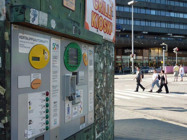 それでは、駅前広場の端にてツーリストチケットを買いましょう。