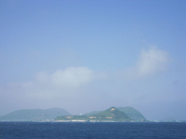 長い航海の中、他の離島がたまにシルエットが見えるくらい。