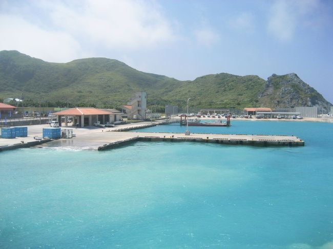 渡名喜島に近づくと、海の色が美しいブルーに。