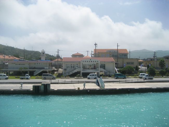渡名喜港のフェリーターミナルが見えてきました！<br />島民たちが待ち受けています。