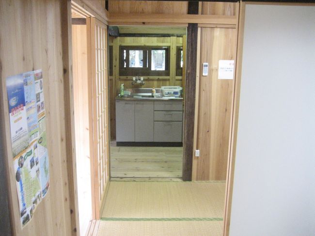 赤瓦の宿「ふくぎ屋」に到着！<br />平屋建てで、２人で自由に使えます。<br />2DKでバス、シャワー、トイレ、ガスコンロなど不自由なく宿泊できました♪<br />風がよく通り、畳でごろんとするのも気持ちいい♪