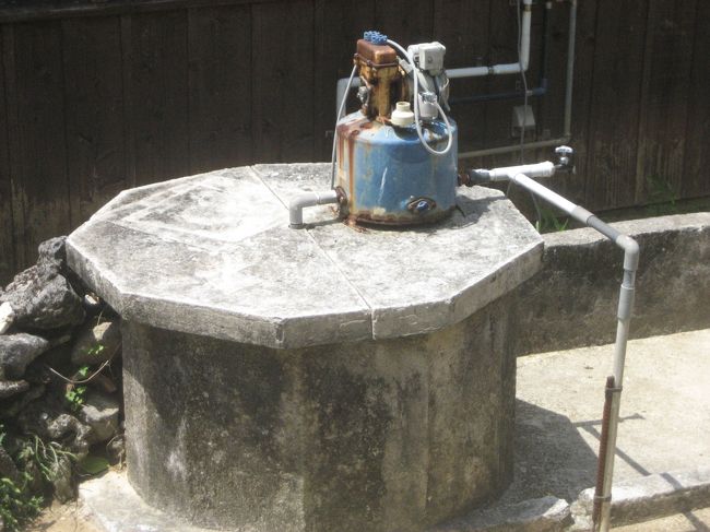 島のあちこちで井戸が見られました。<br />渡名喜島では飲み水に井戸が利用されていましたが、、<br />最近は海水を真水に変換する施設が設置され、台風にも負けず安定してきれいな水が供給されるようになったそうです。