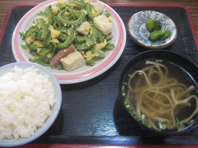 お昼は隣の食堂でゴーヤーチャンプルと日替わり定食（唐揚げ）を頂きました。<br />ゴーヤーが味が濃くて、（クチコミでは食事がイマイチと聞いていたのですが、）美味しかったですよ〜。