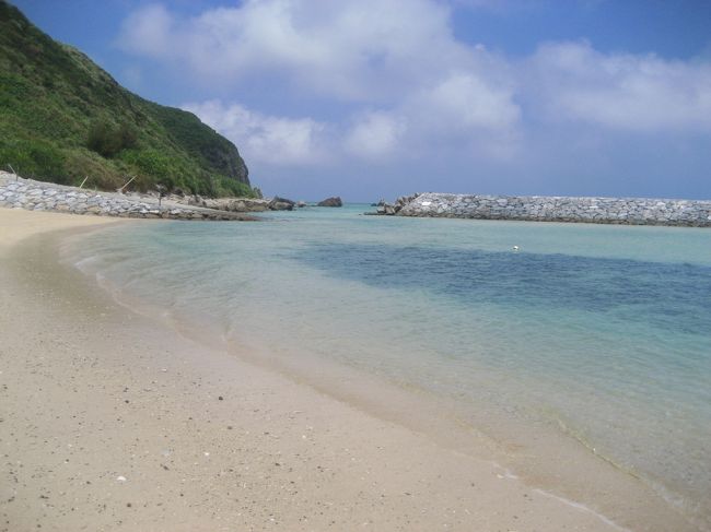 昼食後、休憩時間に歩いてすぐのビーチへ。<br />ここは東海岸海水浴場。アガリ（東）浜です。<br />島の東側に位置する延長約700ｍの美しい遠浅の浜で、子どもたちの日常の海水浴の場となっています。<br />きれいなグラデーションに興奮しました！