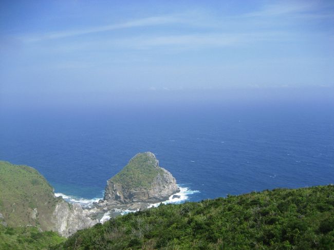 渡名喜島の南部からは美しい景色が見れました♪<br />海と空が溶け合って、水平線がぼやけています。