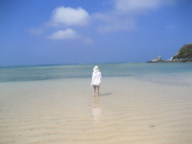 ここも遠浅で、水面をずっと歩いて行けます。<br />ちょうど波がない時間で、ざーっていう波音すらせず、本当に静かです。