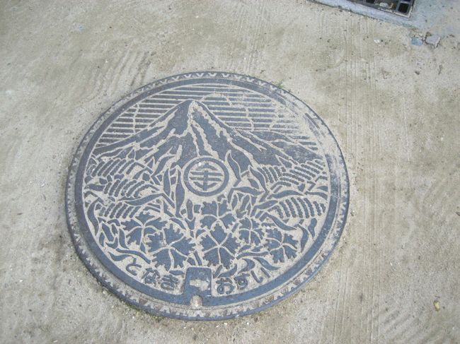 いつもながらのマンホール特集。<br />渡名喜島の集落のマンホール。
