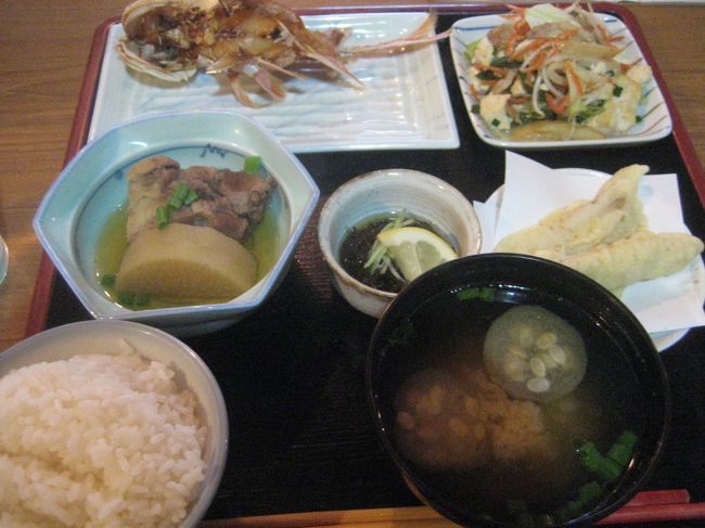 ふくぎ屋の食堂で夕食。<br />グルクンの唐揚げを初めて食べました！<br />食べにくいけど、美味しい♪<br />