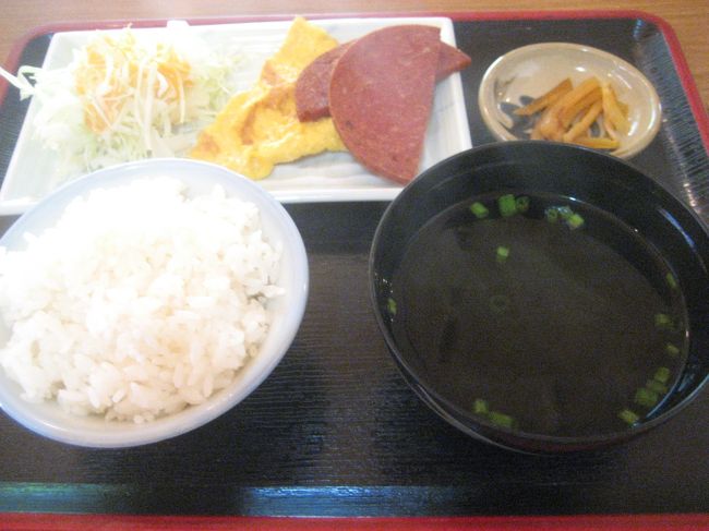 ふくぎ屋の食堂で朝食。<br />今回の１泊２日のプランでは、昼・夕・朝の３食つき。<br />ガイドさんのはからいで、<br />アーサー（海草）汁をつけてもらいました♪