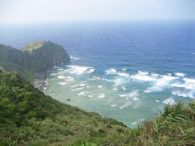 フェリーの時間まで、再びバッテリーカーで一周することに！<br />相方とのんびり風を受けて走ります。気持ちいい♪<br /><br />高台から、島の最南端「グルクの崎」。<br />この辺りはダイバースポットでもあるそうです。